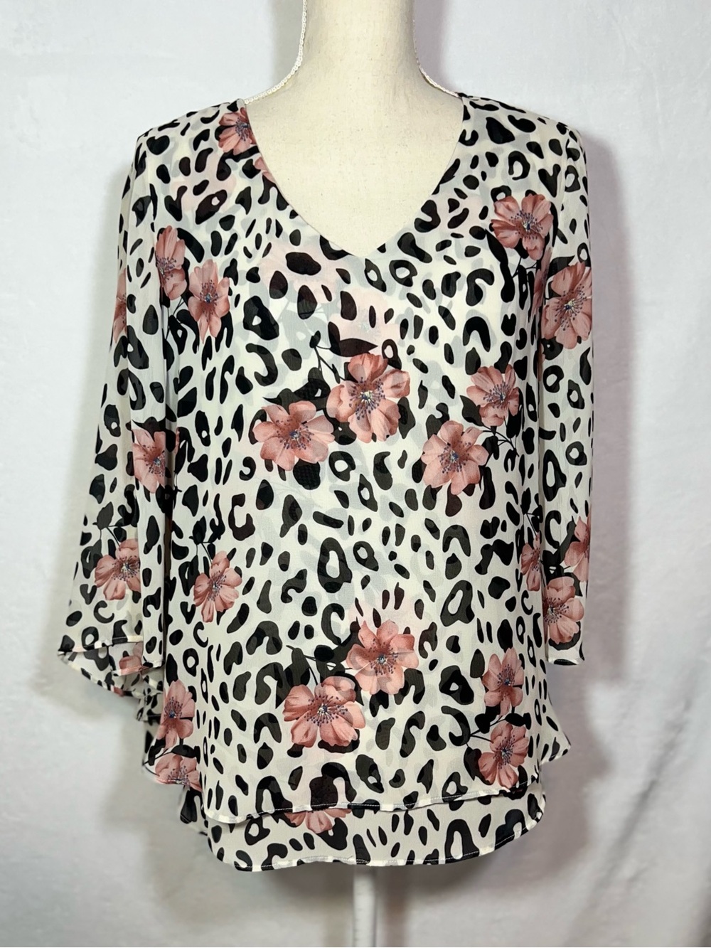 Roz & Ali Off White V-Neck Blouse Leopard Floral Print Top Women’s Large - Picture 7 of 7